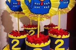5 llamativos centros de mesa gallina pintadita para niños