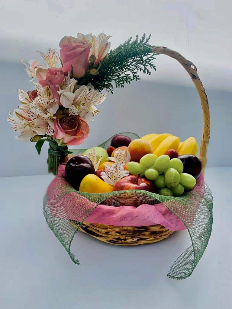 como hacer una canasta decorada con frutaas