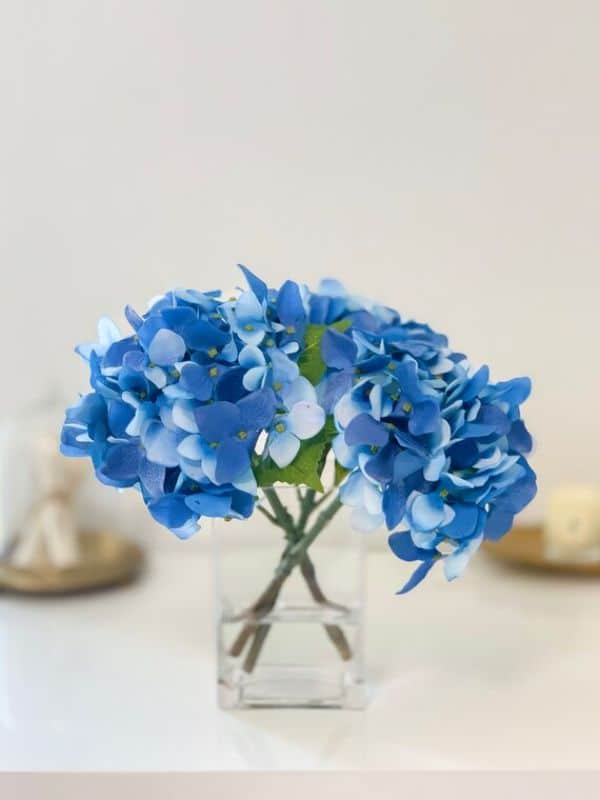 arreglo de flores azules pequeños