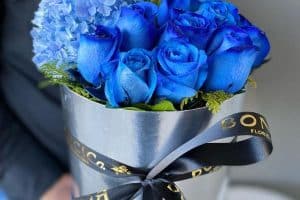 arreglo de flores azules rustico