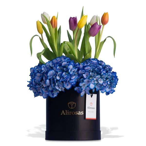 arreglo de flores azules tulipanes