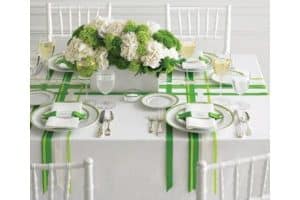 centros de mesa verde esmeralda con blanco