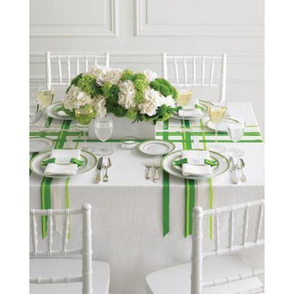 centros de mesa verde esmeralda con blanco