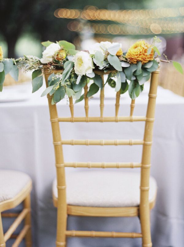 sillas decoradas para bodas pequeños arreglos florales