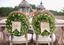 5 estilos de sillas decoradas para bodas exteriores
