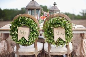 5 estilos de sillas decoradas para bodas exteriores