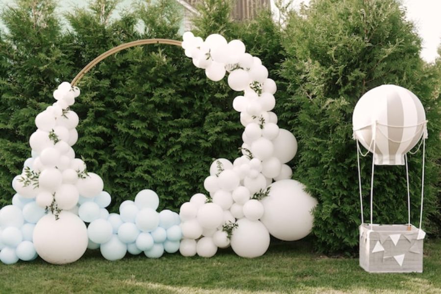 decoración con globos matrimonio estilo vintage azul y blanco