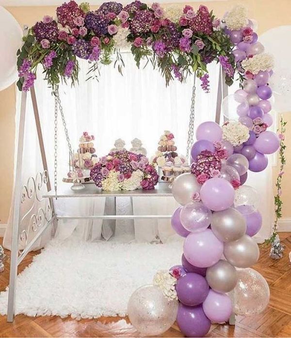 decoración con flores y globos sobre columpios