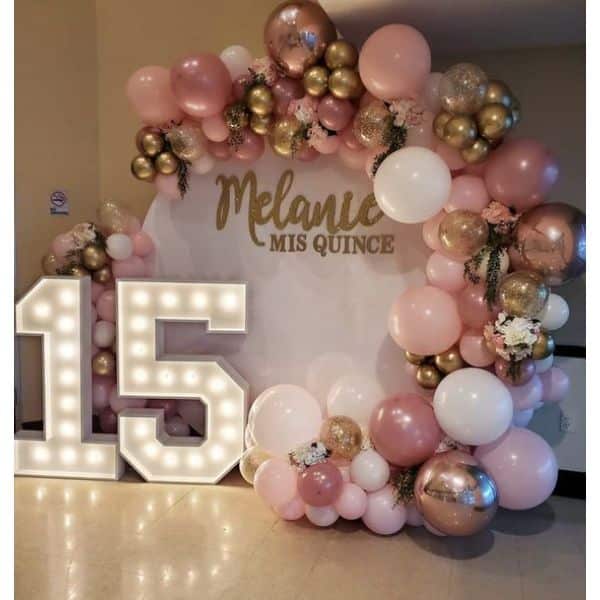 decoración con globos para 15 con letreros luminosos