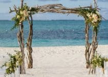 una bonita decoración bodas de playa sencilla para el 2023