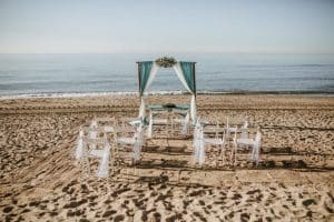 decoración de boda en la playa marcos de madera