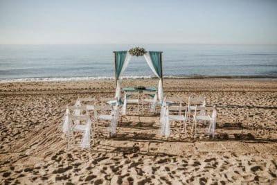 decoración de boda en la playa marcos de madera