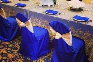 boda azul rey con dorado para mesas
