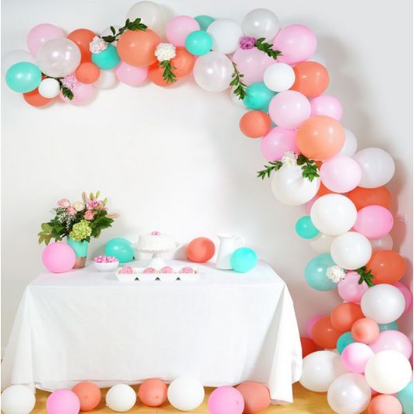 decoración de globos para mujer colorida