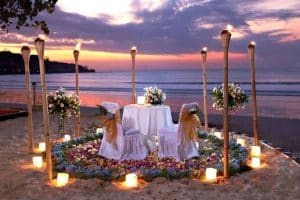 decoración en la playa para bodas mesa principal