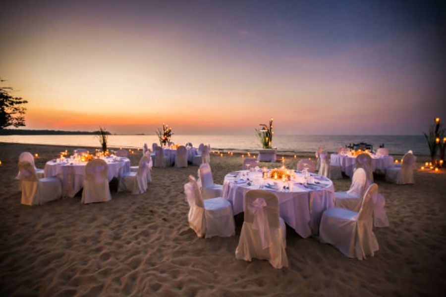 decoración en la playa para bodas mesas