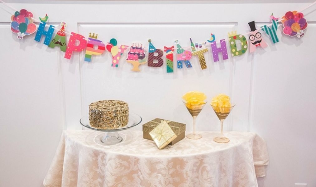 decoraciones sencillas para cumpleaños letreros
