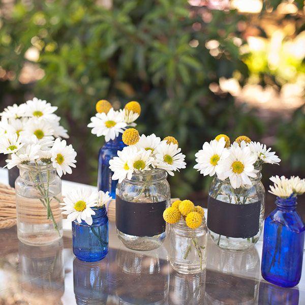 decoración con flores para matrimonio en frascos