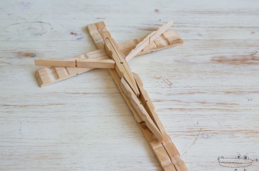 decoración para viernes santo hechas con pinzas de madera