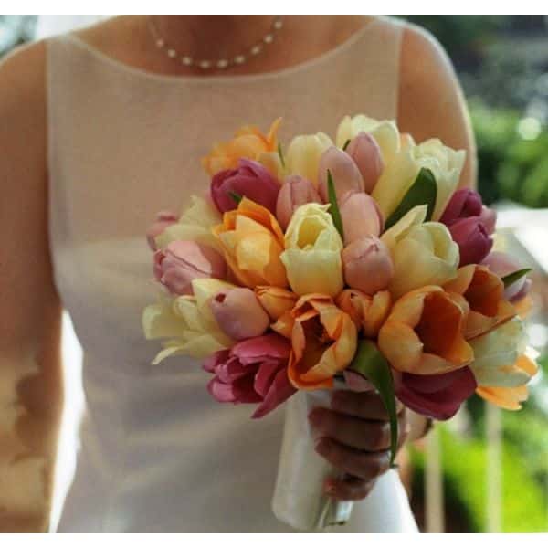 ramos de novias con tulipanes de diferentes tonos