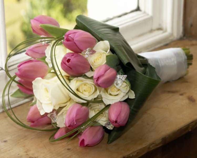 ramos de novias con tulipanes y rosas