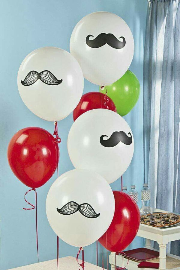 cumpleaños de hombre adulto con globos creativos