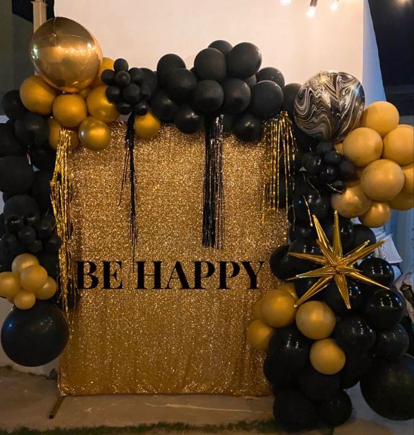 decoración de cumpleaños en dorado con negro